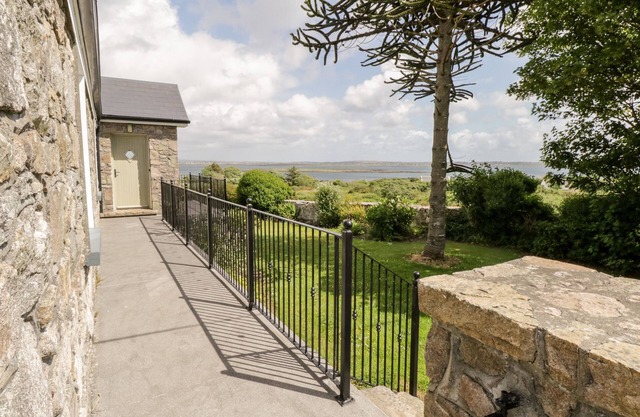 PRAGUE HOUSE, family friendly in Lettermore, County Galway