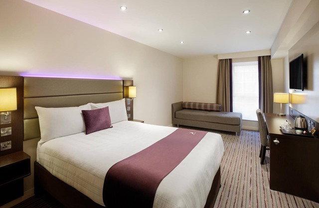 Premier Inn Oldham - Broadway