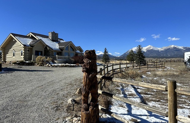 Premier log home, 360 views, hot tub, fireplace & sauna.