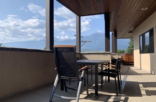 Premier Silverbear Penthouse Condo - Hot tub, spacious, wrap around deck