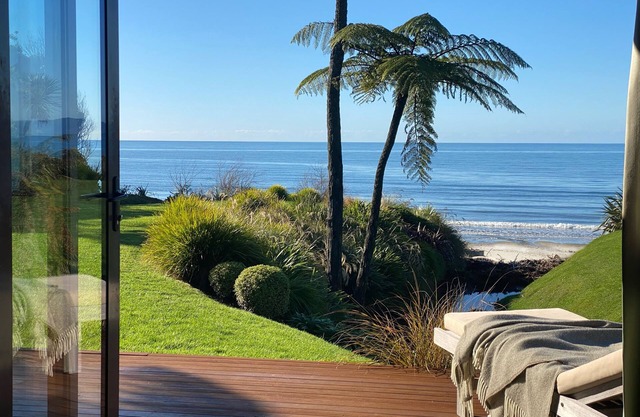 Premium Beachfront Villa- Adrift in Golden Bay (adults only)