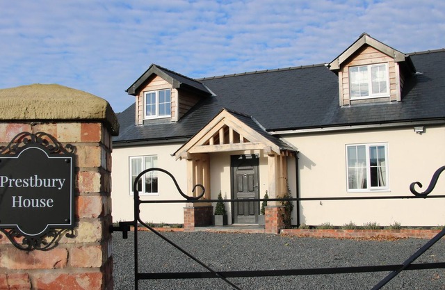 PRESTBURY HOUSE, pet friendly, with open fire in Llandrinio