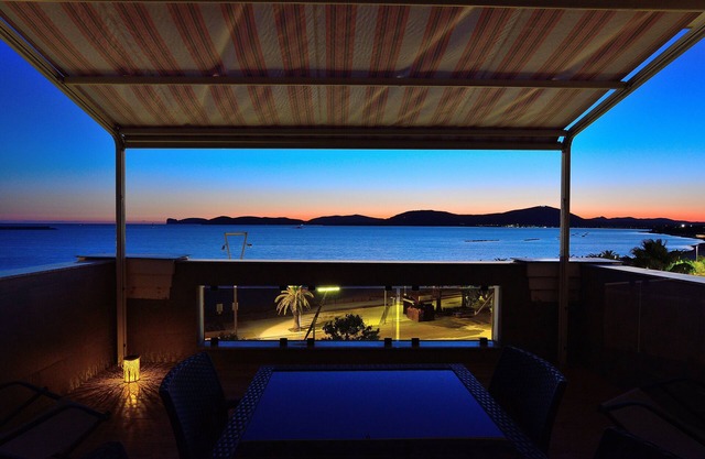 Prestigious penthouse by the sea with breathtaking panoramic views