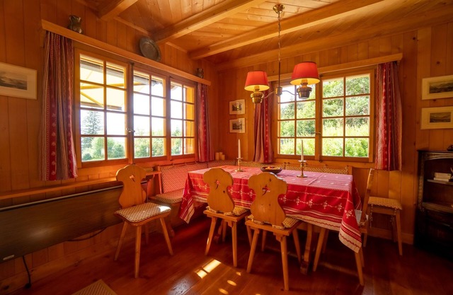 Pretty chalet located on a large plot of land close to the Place de la Barboleuse, its shops and res