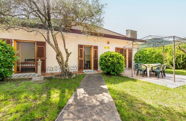 Pretty independent villa on one floor of 126 sqm, ideal for 5 people, surrounded by greenery and with private garden.The accommodation is located in Piazza, just 5.5 km from Deiva Marina, a picturesque seaside village known for its beaches and perfect fo