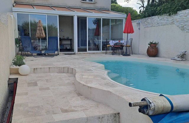 Pretty little house near Avignon FOR 2 PEOPLE with private pool