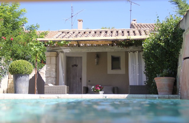 pretty mazet with swimming pool 2 steps from the village center