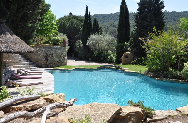 PRETTY VINEYARD COTTAGE ON PROPERTY 12 MINS FROM BANDOL AND BEACHES CLIM SWIMMING POOL