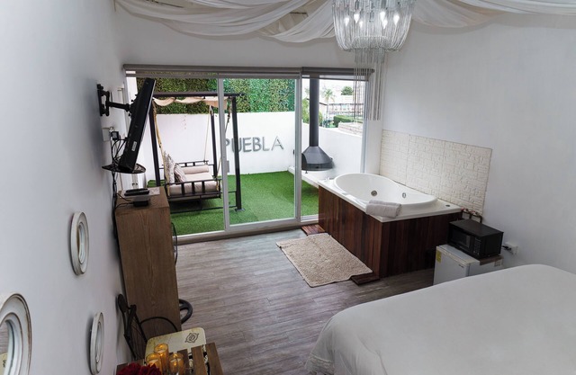 Private room with jacuzzi and terrace in roof garden