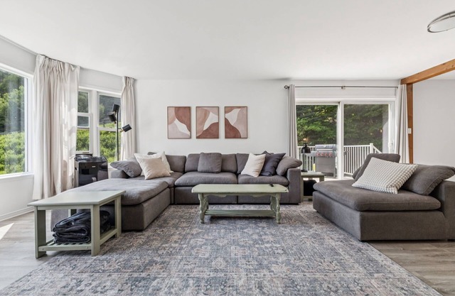 Prime location 4 bdrm/2bath in Old Village - 5 min to slopes! VIP Parking Pass