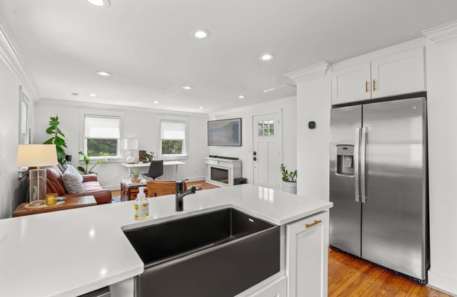 Prime Location, Fast WiFi, & Modern Charm - Close to HPU & Area Downtowns!