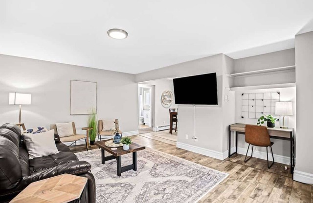 Prime Location! King Bed near Mt. Clemens Downtown