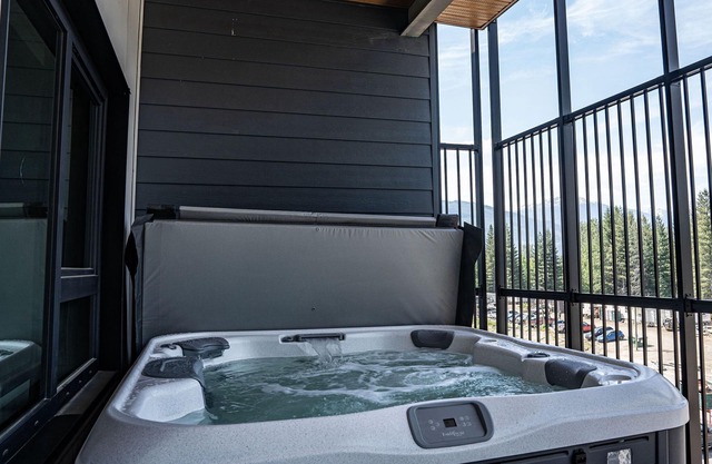 Prime Revy Penthouse - 2 Bedroom with Hot Tub