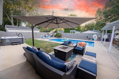 Pristine Oasis, Hot tub, Pool bar, Bags,Fire-Table