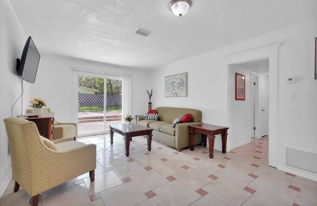 ~Pristine Paw Pad Sleeps 9 Near NAS Jax~