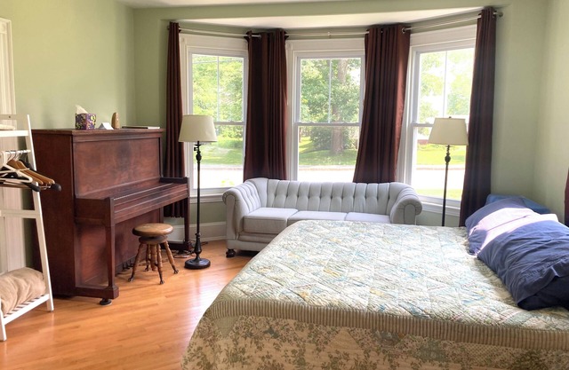 Private 1st Floor Studio in Victorian Home - Steps to LL Bean, Downtown Freeport