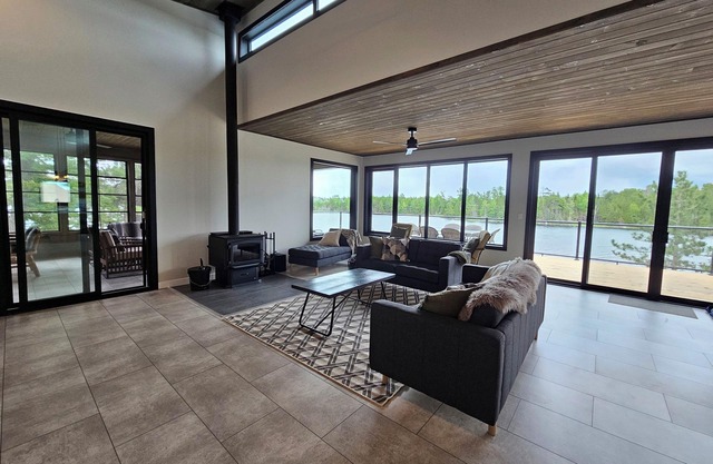 Private 3.5 Acre King Island on Lake of the Woods