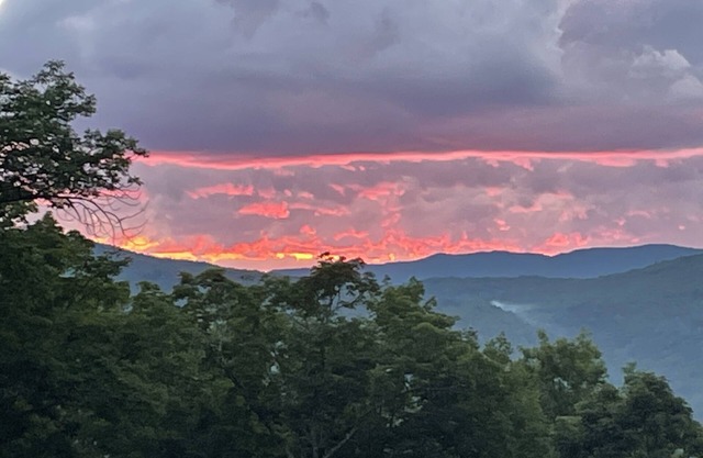 Private 5BR mt. view, pool, new hot tub, & fireplace!