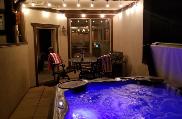 Private 6-Person Hot Tub~Walk to Lift/Town~New Remodel~5-Star Host~Hi-Speed WiFi