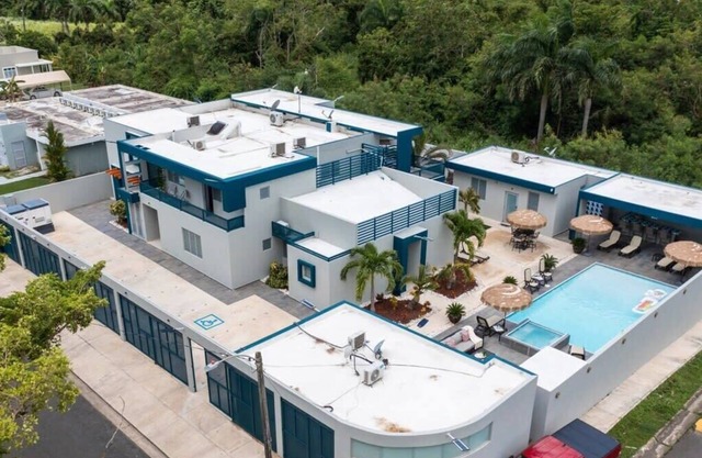 Private 7 Villa Complex with 16 BR Pool & Jacuzzi