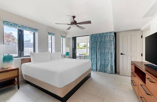Private Beach Access! Full Kitchen, Outdoor Swimming Pool, Free Parking!