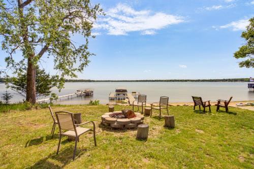Private Beach and Dock White Sand Lake Retreat!