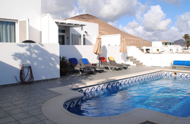 Private bungalow for 6 people. with sea view, wifi and heated pool (4mX8m)