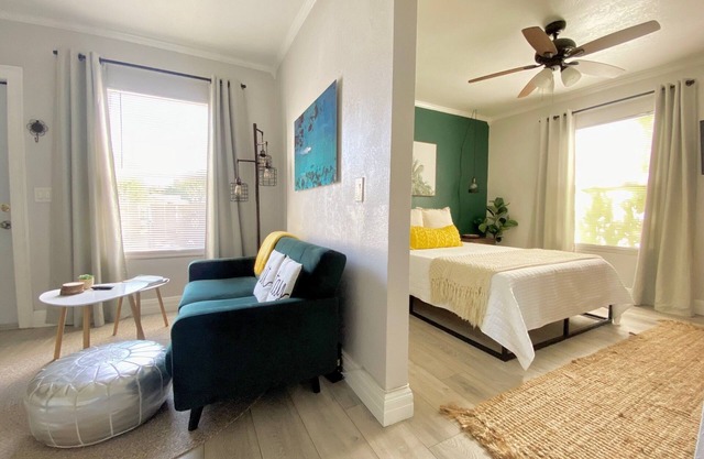 Private charming King bed cottage quick drive to downtown and beach