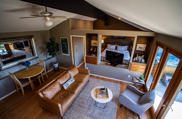 Private Cottage and Hot Tub, Spectacular Sunset & Mtn Views