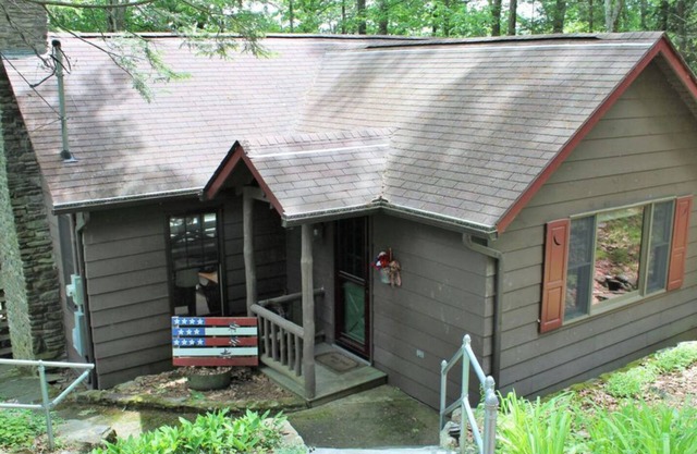PRIVATE DOCK! Cozy Lakefront Cabin RIGHT on Lake Wallenpaupack