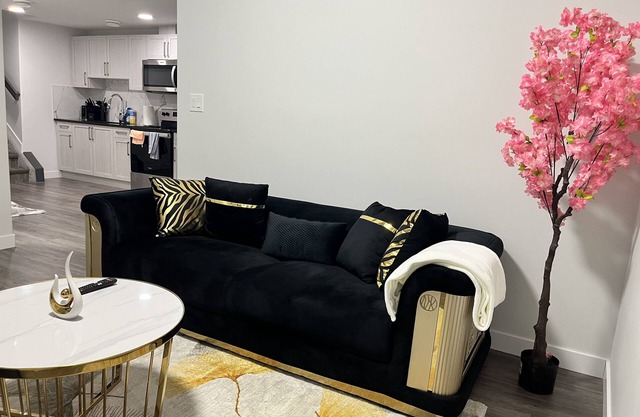 Private entrance, Nice and Cozy 1 bedroom suite near West Edmonton Mall (WEM)