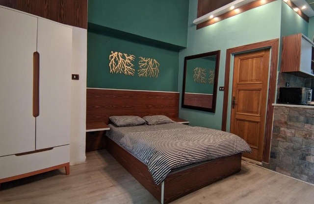 Private entrance studio with large private garden