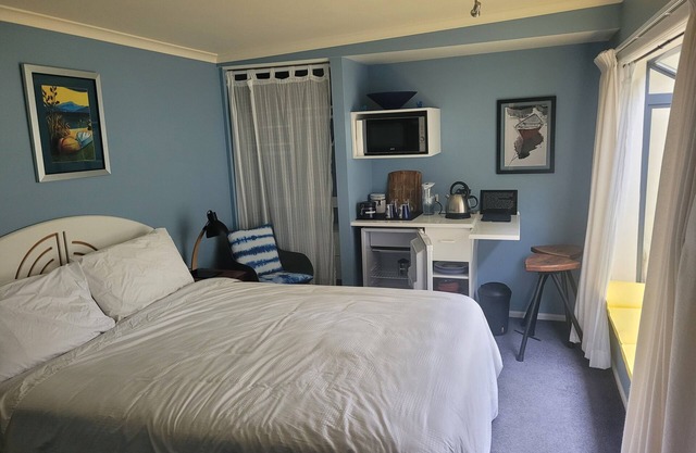 Private entry. En-suite bath, smart tv, fridge,microwave, toaster and coffee