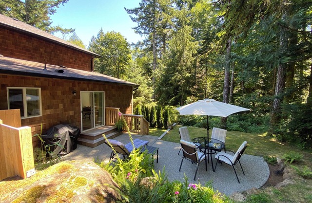 Private forest setting, clean with New king bed. Tranquil space, close to town.