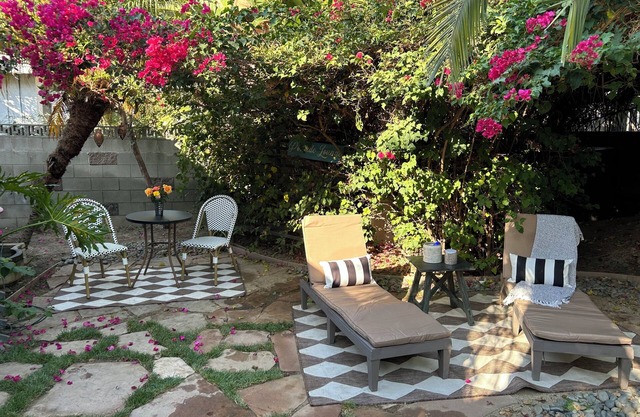 Private Guesthouse in beautiful tropical setting.