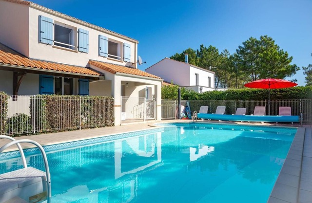 Private Heated Pool, Free Wifi, 10 minutes Stroll to Fantastic Beach