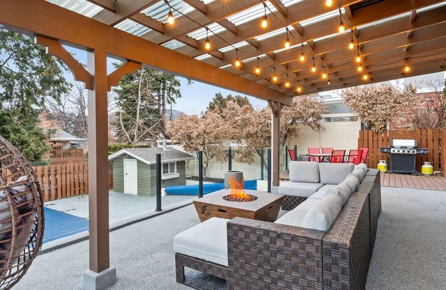 Private Home, Heated Pool, Fire Table