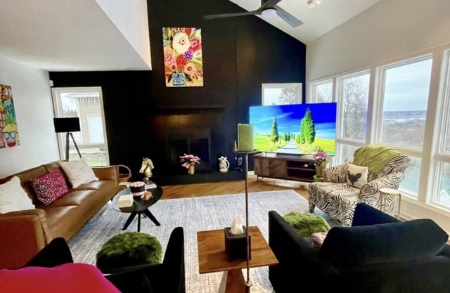 Private house with city and lake views- close to everything