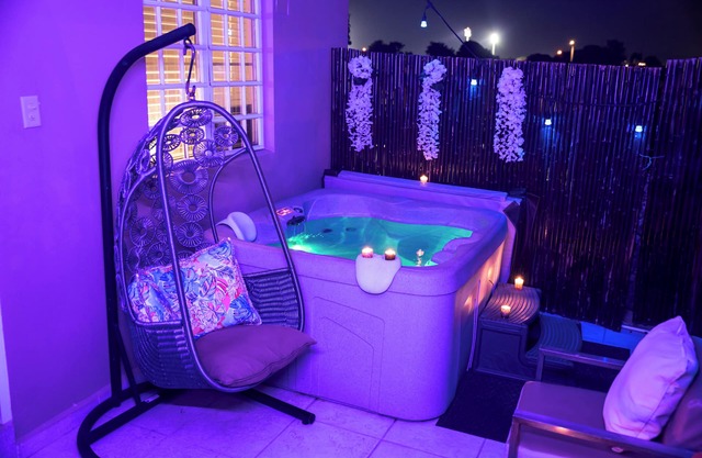 Private Jacuzzi Oasis with Mountain Views. FREE Parking and Laundry