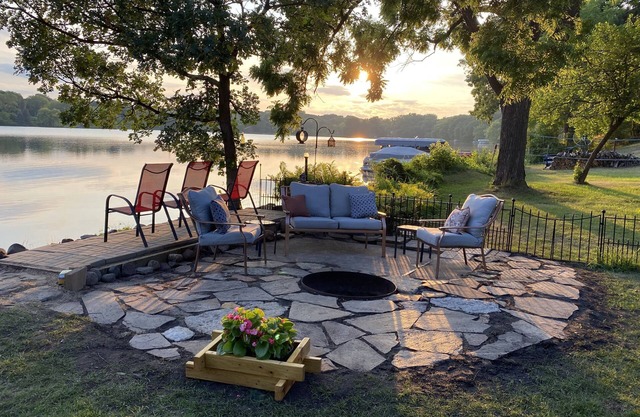 Private Lake Home Convenient To Everything