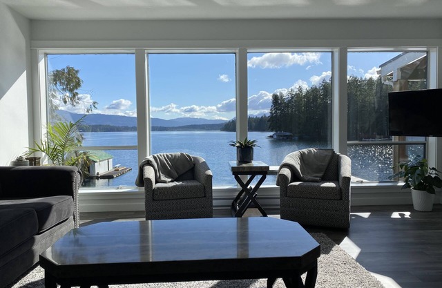 Private Lake House on Sproat Lake with private Dock & Hot Tub