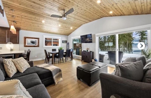Private Lake house, huge lot Dock, own Buoy. Kid Friendly.