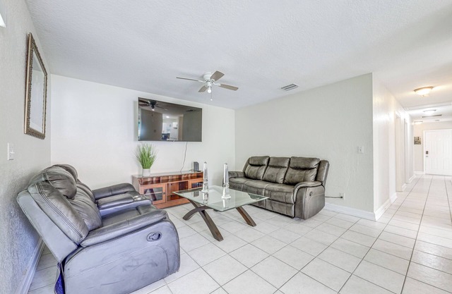 Private Patio & Yard! Lake Worth Beach Retreat