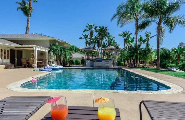Private Pickelball Ct, BBQ, Fire Pit, Large Pool, Near Frontwave Arena and Ocean