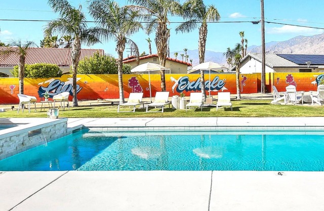 Private Pickleball Court Villa Downtown +Volleyball Court/Bikes/Heated Pool/Spa