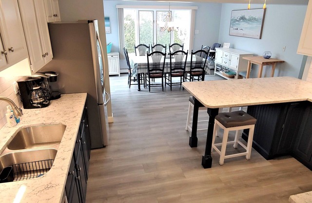 Private POOL, Central air, walk to beach, new kitchen, king MBR