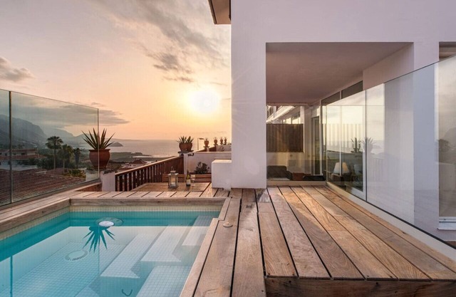 Private pool, terrace, garden, BBQ & lounge [C]