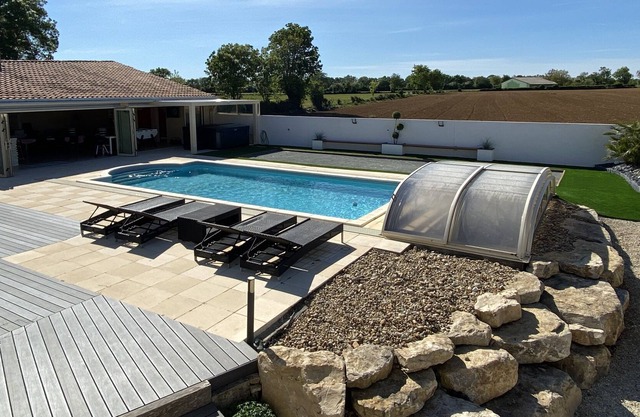 Private pool & spa gite in the heart of the Marais Poitevin / 3 bedrooms / 10 people