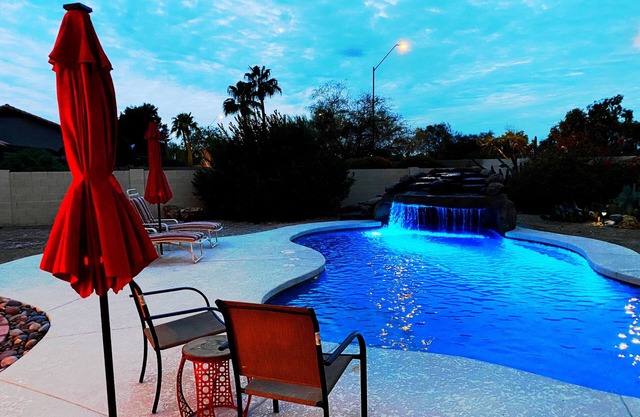 🌴Private Pool with Grotto~Golf Courses~Spacious Yard~Pet Friendly~Restaurants🌴