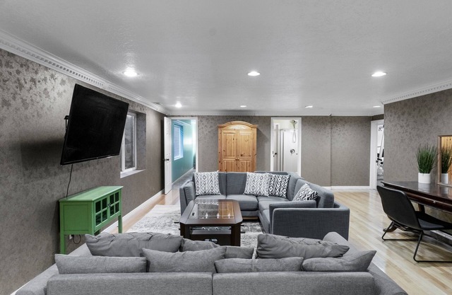 Private Quiet Basement Apartment+Gym
